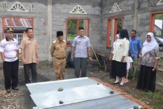 bupati meninjau masjid