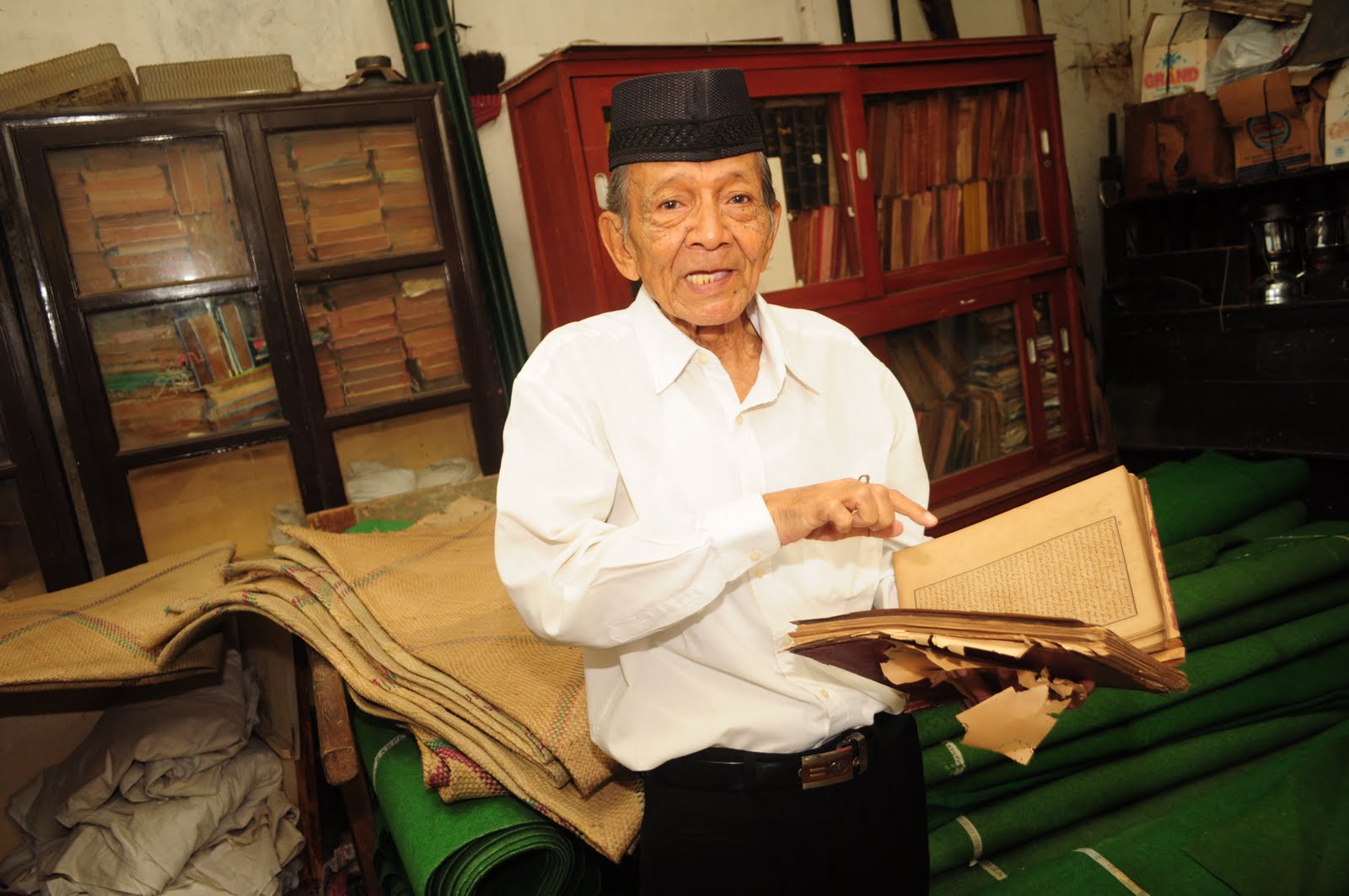 kitab kuno masjid al anwar