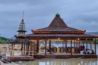 Masjid-Apung-Pacitan door